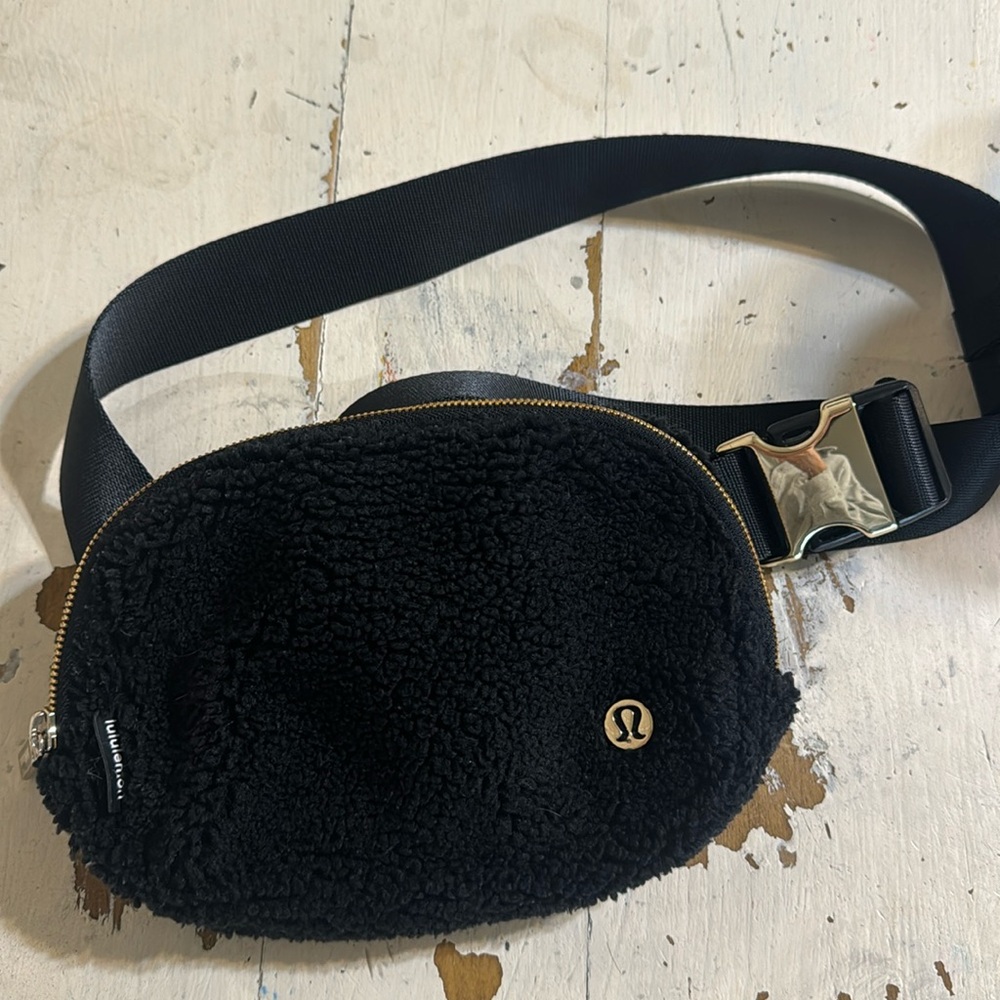 Lululemon Sherpa belt bag